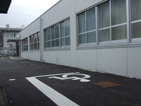 Medium_駐車場から建物まで　屋根なし